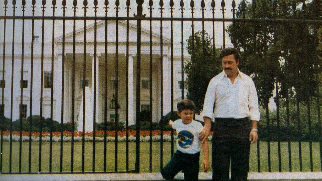 Pablo Escobar ราชายาเสพติดโลกและลูกชาย ถ่ายรูปหน้าทำเนียบขาวในช่วงปี 1980