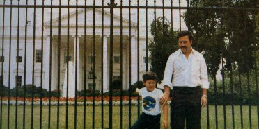 Pablo Escobar ราชายาเสพติดโลกและลูกชาย ถ่ายรูปหน้าทำเนียบขาวในช่วงปี 1980