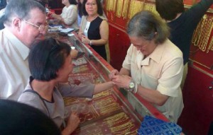 สมเด็จพระเทพ ทรงช่วยพระสหายขายทองคำ