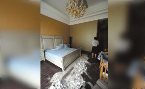 สาวซื้อบ้านหรูเข้าอยู่ได้ไม่นาน ฝ้าเพดานถล่ม สาวซื้อบ้านหรูเข้าอยู่ได้ไม่นาน ฝ้าเพดานถล่ม