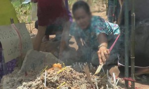 ประชาชนแห่ขอโชค หลุมขุดพบวัตถุโบราณ จ.บุรีรัมย์
