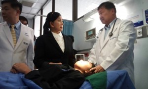 ปวีณา พาเด็ก ม.5 ครูขว้างแก้วหน้าเบี้ยวพบแพทย์ยันฮี