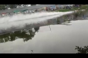คลิปนาทีชีวิต เรือเร็วแฉลบน้ำพลิกคว่ำ คนขับลอยกระเด็น คลิปนาทีชีวิต เรือเร็วแฉลบน้ำพลิกคว่ำ คนขับลอยกระเด็น