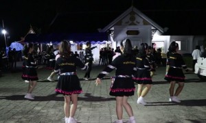 งานศพสะอื้นอ่อนช้อย รวมตัวรำวงย้อนยุคหน้าศพแม่ค้าลอตเตอรี่