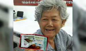 ยายช็อกเงินล้านเกือบหาย ถูกลอตเตอรี่รางวัลที่ 1 แต่เพื่อนบ้านบอกปลอม ยายช็อกเงินล้านเกือบหาย ถูกลอตเตอรี่รางวัลที่ 1 แต่เพื่อนบ้านบอกปลอม