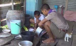 พ่อแม่หายสาบสูญ พี่ชายวัย 16 หาเลี้ยงน้องอีก 3 ชีวิต อาศัยอยู่กันตามลำพัง