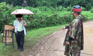 พ่อค้าแม่ค้าตั้งแผง ขายหวย หน้าถ้ำหลวง เจ้าหน้าที่ตะเพิด