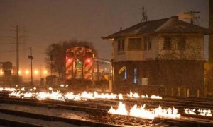 เจ้าหน้าที่จุดไฟเผารางรถไฟในชิคาโก เพื่อละลายน้ำแข็งหลังเผชิญอุณหภูมิ -50 องศา เจ้าหน้าที่จุดไฟเผารางรถไฟในชิคาโก เพื่อละลายน้ำแข็งหลังเผชิญอุณหภูมิ -50 องศา